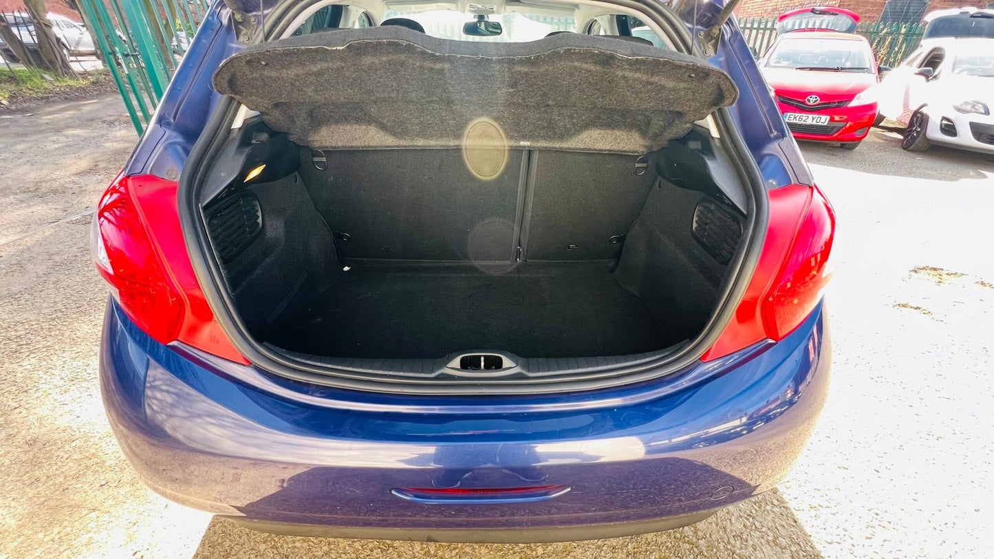 Peugeot 208 1.2L Allure 2014 5dr image 9