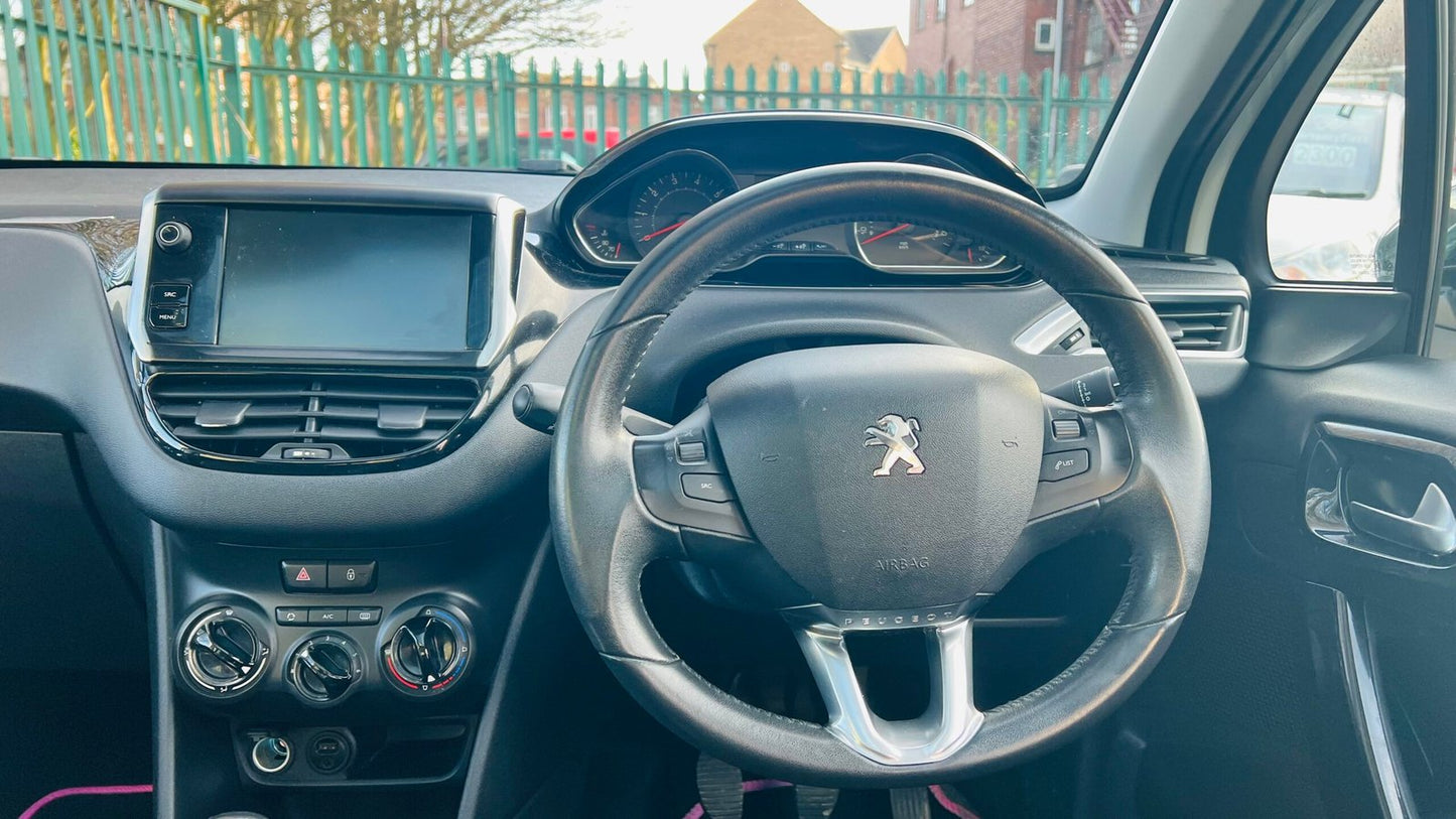 Peugeot 208 1.2 Style 2014 5dr image 11