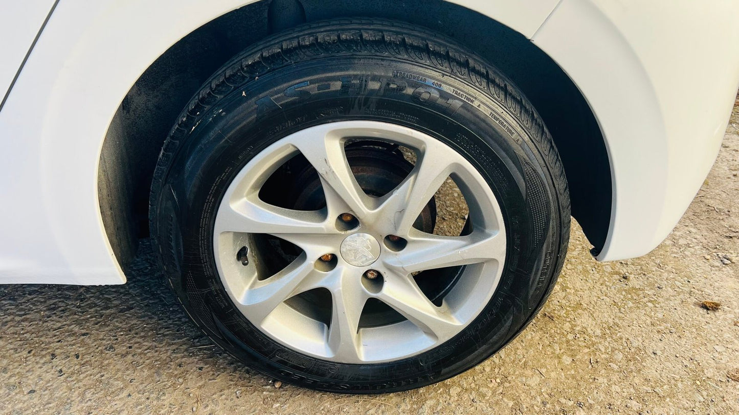 Peugeot 208 1.2 Style 2014 5dr image 42