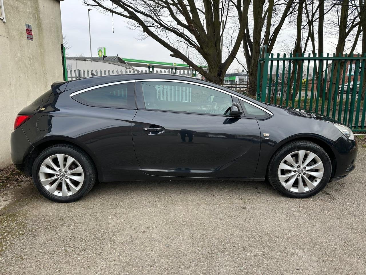 Vauxhall Astra GTC 1.6L Turbo SRI Petrol image 3