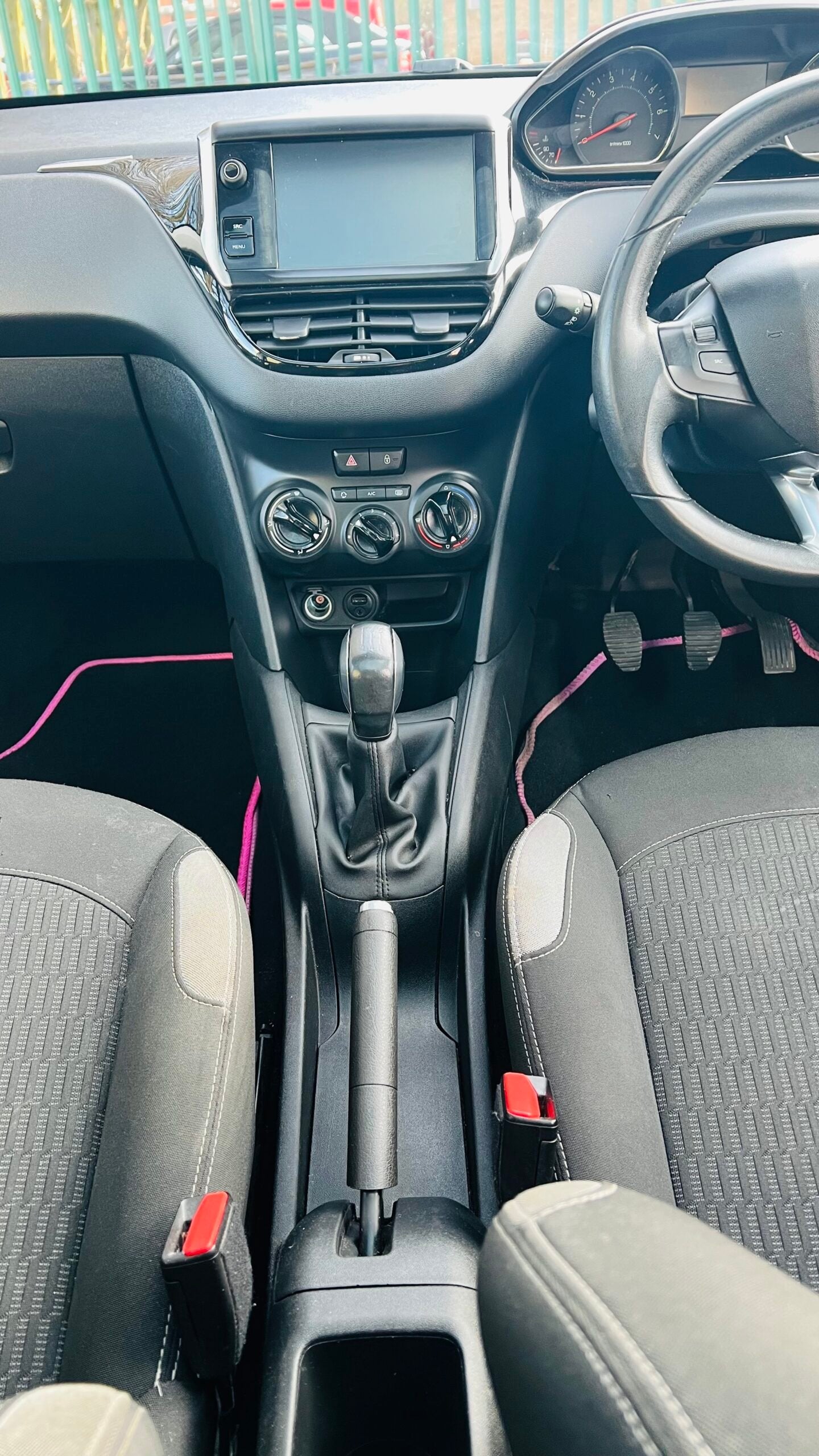 Peugeot 208 1.2 Style 2014 5dr image 14