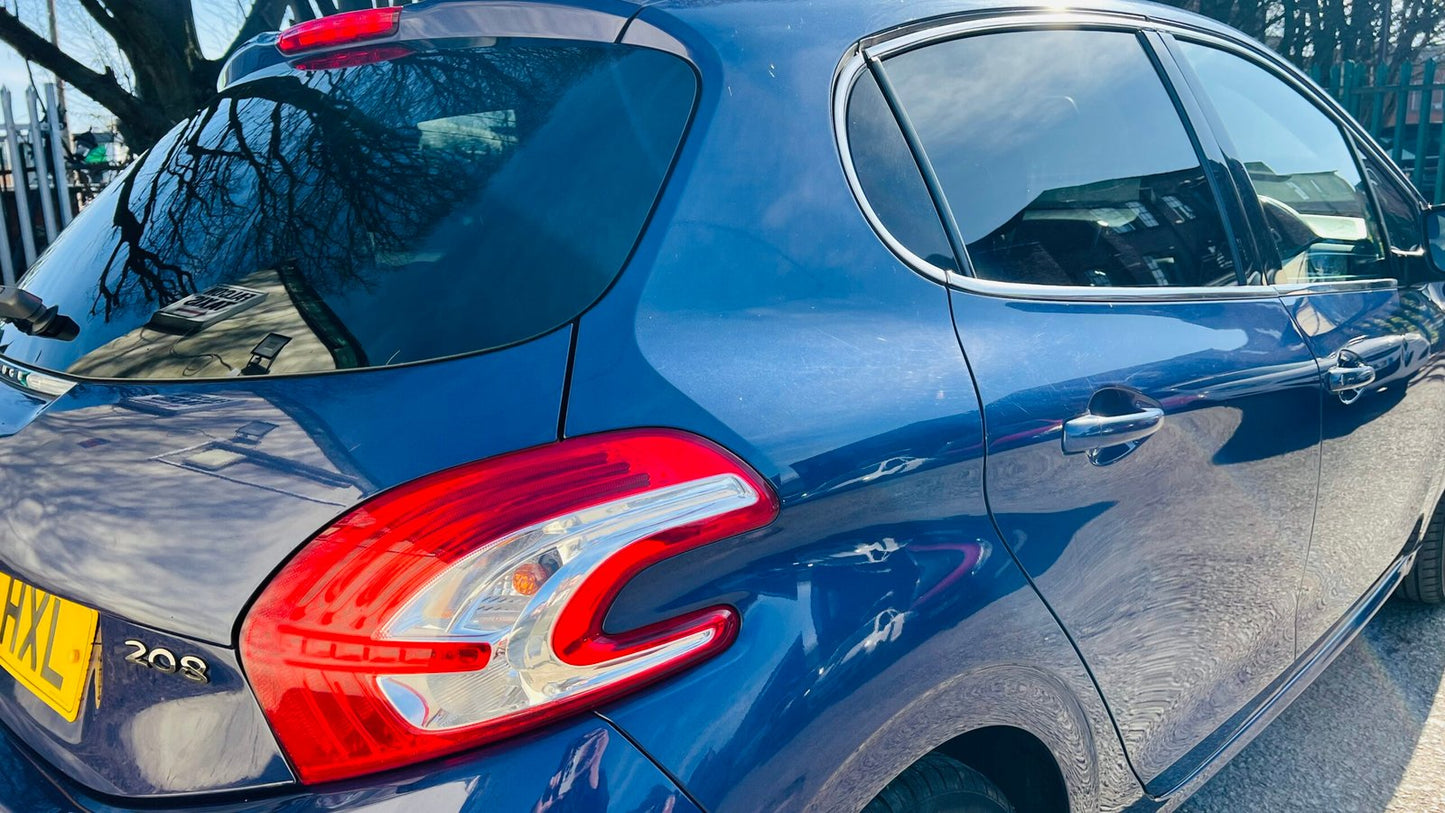 Peugeot 208 1.2L Allure 2014 5dr image 32