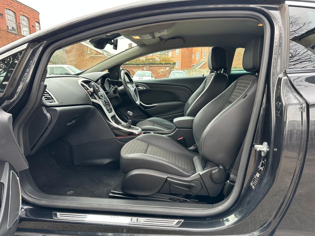 Vauxhall Astra GTC 1.6L Turbo SRI Petrol image 15