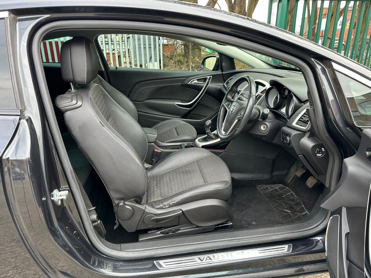Vauxhall Astra GTC 1.6L Turbo SRI Petrol image 13