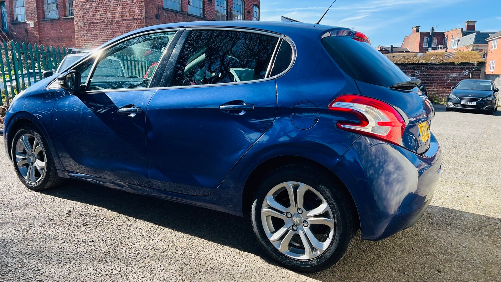 Peugeot 208 1.2L Allure 2014 5dr image 5