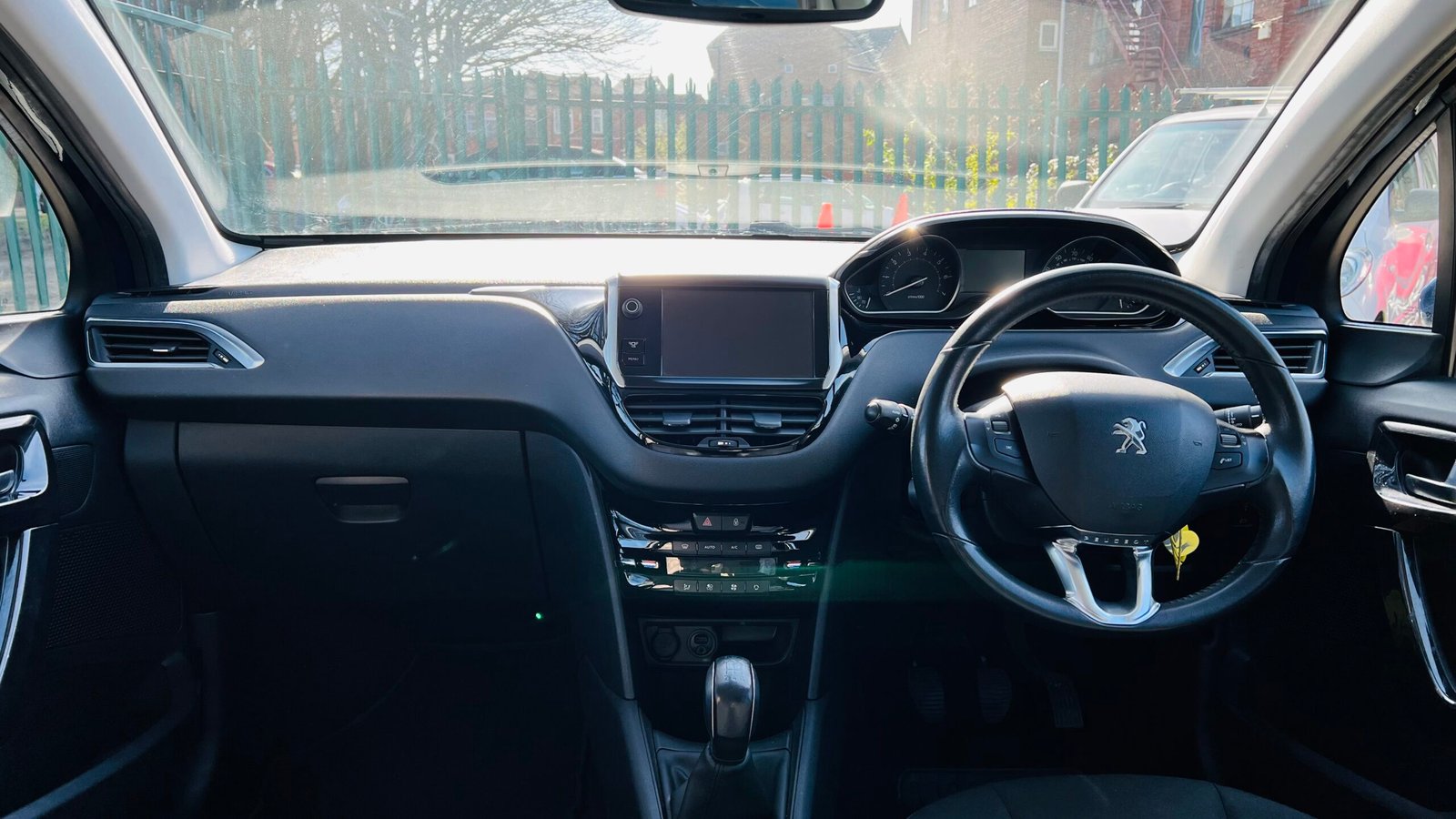 Peugeot 208 1.2L Allure 2014 5dr image 12