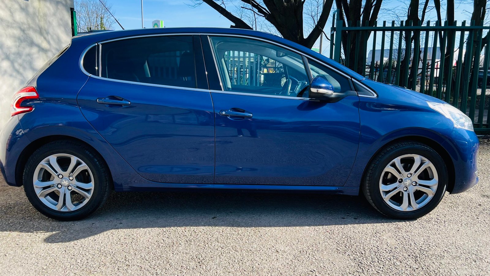 Peugeot 208 1.2L Allure 2014 5dr image 8
