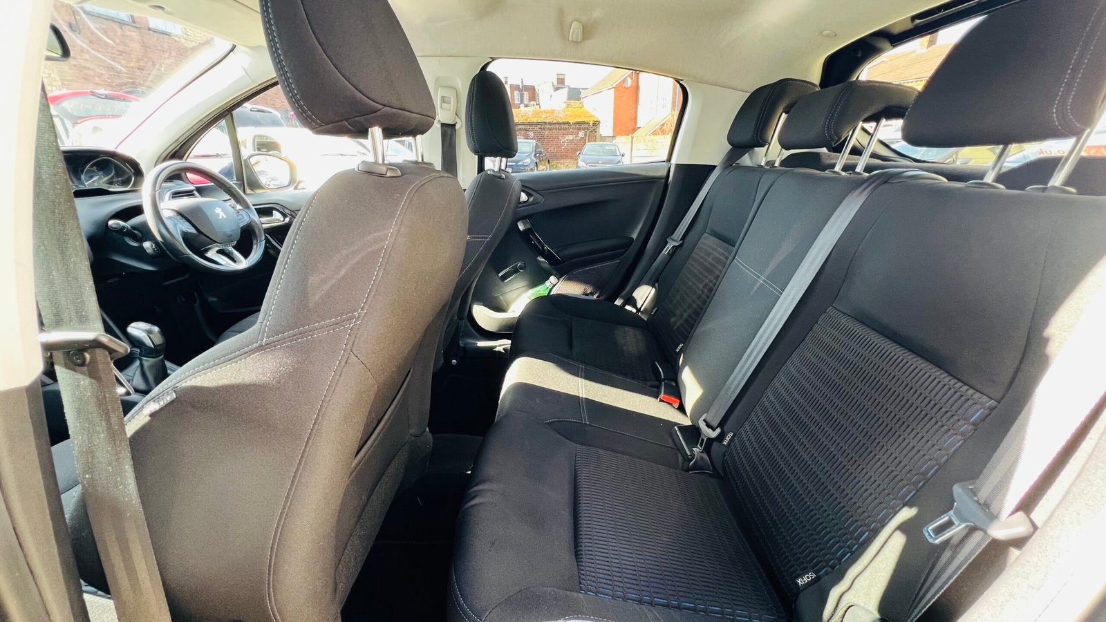 Peugeot 208 1.2L Allure 2014 5dr image 27