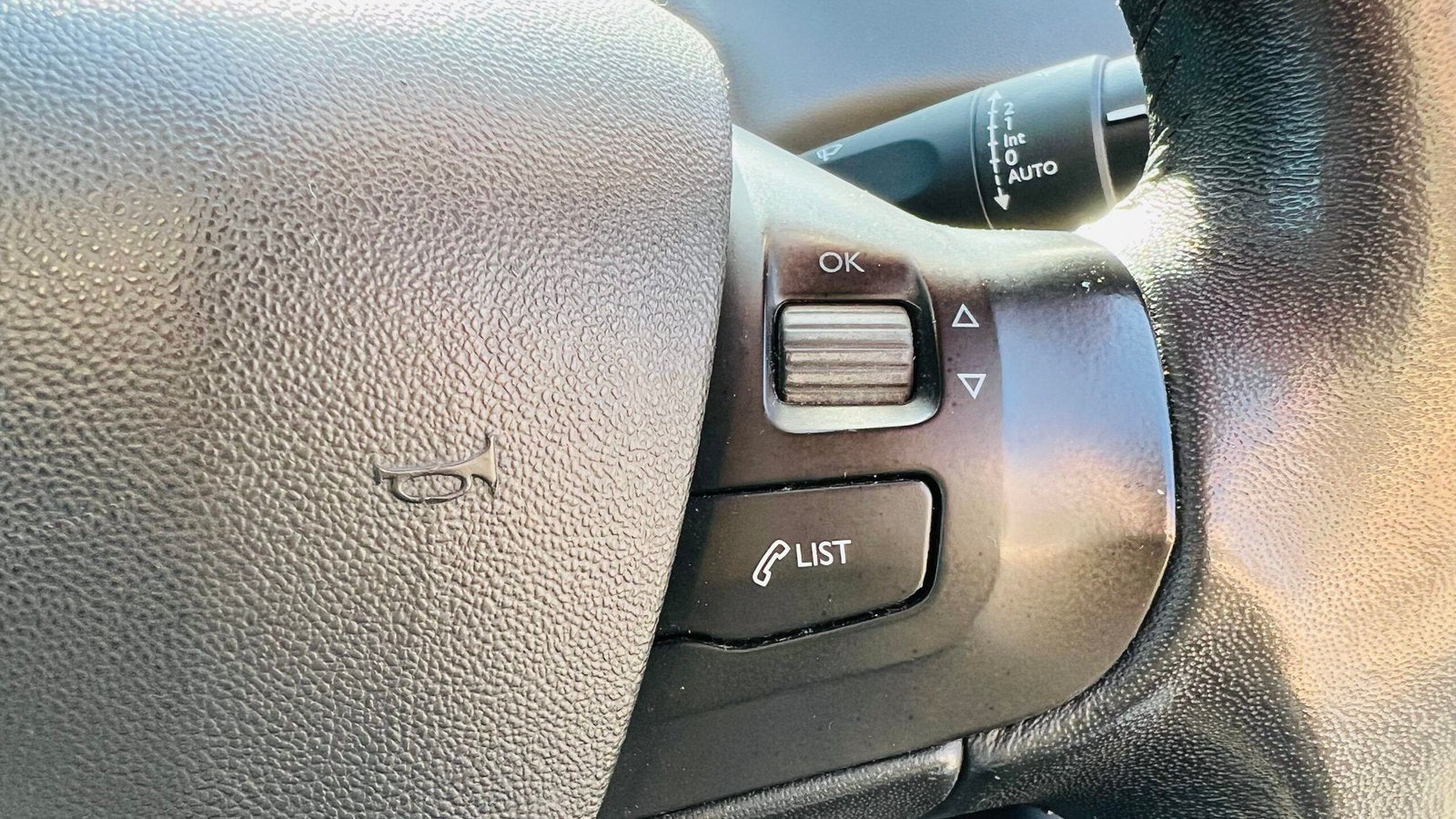 Peugeot 208 1.2L Allure 2014 5dr image 16